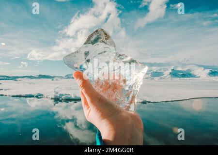 Primo piano uomo che mostra ghiaccio alla foto del concetto del ghiacciaio Foto Stock