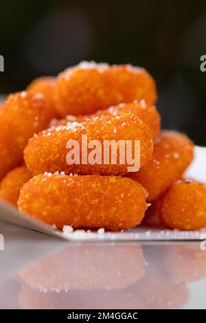 Consegna di cibo, piatti da asporto con bastoncini di formaggio, contenitori di carta con bastoncini di mozzarella e salsa. menu, primo piano Foto Stock