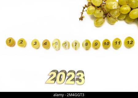 Uve in fila con numeri, 12 uve fortunate per Capodanno, tradizionale e anno 2023 Foto Stock