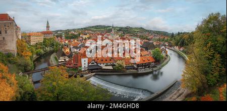 Veduta aerea panoramica di Cesky Krumlov con Castello, Chiesa di San Vito e fiume Moldava in autunno - Cesky Krumlov, Repubblica Ceca Foto Stock