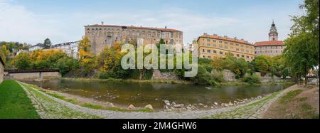 Vista panoramica del castello di Cesky Krumlov e del fiume Moldava - Cesky Krumlov, Repubblica Ceca Foto Stock
