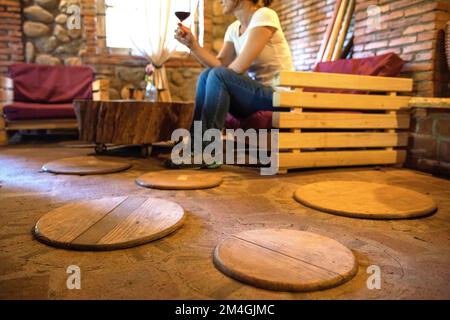 Tradizionale cantina georgiana con qvevri (kvevri), anfore sotterranee, presso la bellissima cantina Menabde vicino alla città di Ozurgeti nella regione di Guria in Georgia Foto Stock