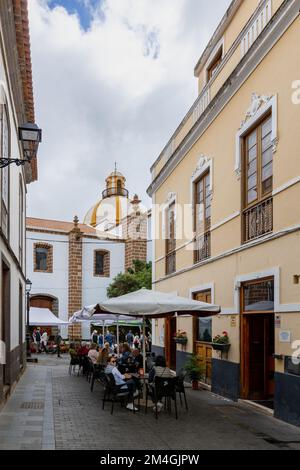 Terrazza in una piccola strada a Teror con sullo sfondo la basilica, Gran Canaria, Spagna Foto Stock