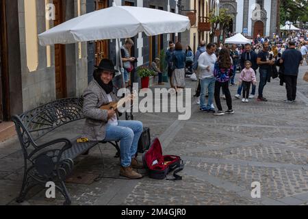 Artista di strada che suona la chitarra a Teror, Gran Canaria Foto Stock