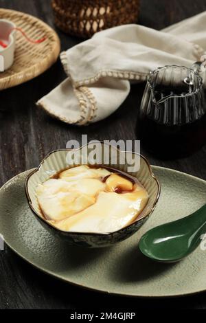 Tahwa o Wedang Tahu o Kembang Tahu, dessert tradizionale indonesiano a base di Gingger e sciroppo di zucchero di palma con Beancurd a base di latte di soia. N. serie Foto Stock