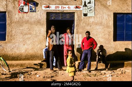 Etiopia, 1970s, Bahir Dar, uomini di fronte all'ingresso del bar, regione di Amhara, Africa orientale, Foto Stock