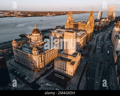 Royal Liver Building a Liverpool, Inghilterra dal drone Foto Stock