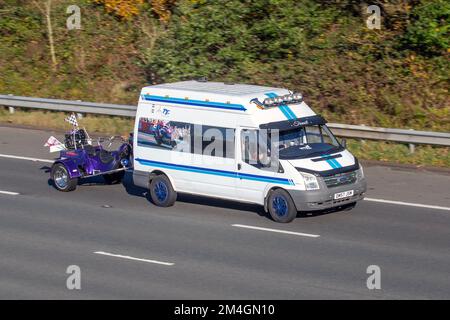 TT Isola di Man. 2007 White blue FORD TRANSIT 350 LWB EF HR DRW P/V 100, pannello bianco blu furgone trainante 'The Phoenix' corsa trike; viaggiando sull'autostrada M6, Regno Unito Foto Stock