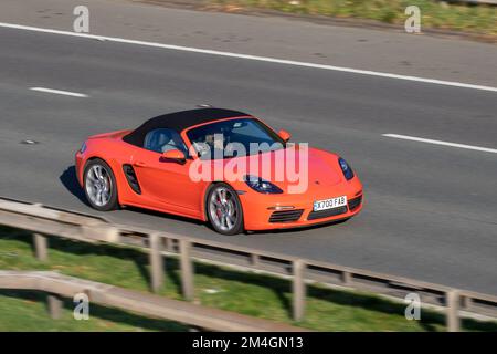 2018 Orange PORSCHE BOXSTER S PDK 2497cc benzina semi-automatico a 7 marce; viaggiando sull'autostrada M6, Regno Unito Foto Stock