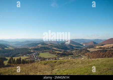 Punto di vista dalla montagna Stranik vicino Zilina, Slovacchia. Vista sulla valle e sulle foreste colorate in autunno. Bella giornata di sole. Viaggiare nell'Europa orientale Foto Stock