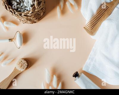 Vari articoli eco-frendly dalla stanza da bagno per la cura del viso e del corpo e l'igiene su sfondo beige. Concetto di zero rifiuti. Vista dall'alto. Spazio di copia Foto Stock