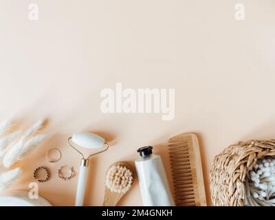 Vari articoli eco-frendly dalla stanza da bagno per la cura del viso e del corpo e l'igiene su sfondo beige. Concetto di zero rifiuti. Vista dall'alto. Spazio di copia Foto Stock