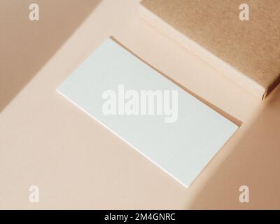 Carta bianca vuota per il mockup di identità di branding del design su sfondo beige. Moduli per il business, la pubblicità. Spazio vuoto per il testo. Foto Stock
