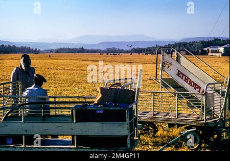 Etiopia, 1970s, aeroporto di Gondar, gestori di bagagli, carrelli, Aeroporto, regione di Amhara, Africa orientale, Foto Stock