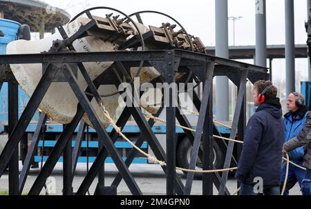 Rostock, Germania. 21st Dec, 2022. Dopo il campanile temporaneo di San La Chiesa di Pietro è stata eretta di fronte alla HanseMesse, le campane saranno piombate di prova. Le tre campane suonano durante il 45th° incontro europeo dei giovani della Comunità dei fratelli Taizé dal 28.12.2022 al 01.01.2023. Credit: Bernd Wüstneck/dpa/Alamy Live News Foto Stock