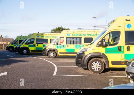 UK,Redruth,21st Dicembre 2022,i lavoratori di ambulanza colpenti hanno smesso di rispondere a tutte le chiamate tranne la vita-minaccioso mentre si sono levati in piedi sulla linea del picket fuori del servizio di ambulanza del sud-ovest la base operativa principale di Redruth per la prima volta in più di 30 anni. I sindacati dicono che il personale risponderà ancora ai casi di categoria uno, come gli attacchi di cuore, ma i casi di categoria due, compresi gli ictus, saranno verificati prima che venga presa una decisione sull'invio o meno di un'ambulanza. Lo sciopero è sopra la cura del paziente e i ritardi lunghi agli ospedali.Credit Keith Larby/Alamy Live News Foto Stock