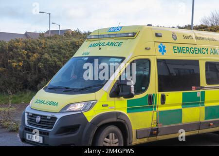 UK,Redruth,21st Dicembre 2022,i lavoratori di ambulanza colpenti hanno smesso di rispondere a tutte le chiamate tranne la vita-minaccioso mentre si sono levati in piedi sulla linea del picket fuori del servizio di ambulanza del sud-ovest la base operativa principale di Redruth per la prima volta in più di 30 anni. I sindacati dicono che il personale risponderà ancora ai casi di categoria uno, come gli attacchi di cuore, ma i casi di categoria due, compresi gli ictus, saranno verificati prima che venga presa una decisione sull'invio o meno di un'ambulanza. Lo sciopero è sopra la cura del paziente e i ritardi lunghi agli ospedali.Credit Keith Larby/Alamy Live News Foto Stock