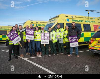 UK,Redruth,21st Dicembre 2022,i lavoratori di ambulanza colpenti hanno smesso di rispondere a tutte le chiamate tranne la vita-minaccioso mentre si sono levati in piedi sulla linea del picket fuori del servizio di ambulanza del sud-ovest la base operativa principale di Redruth per la prima volta in più di 30 anni. I sindacati dicono che il personale risponderà ancora ai casi di categoria uno, come gli attacchi di cuore, ma i casi di categoria due, compresi gli ictus, saranno verificati prima che venga presa una decisione sull'invio o meno di un'ambulanza. Lo sciopero è sopra la cura del paziente e i ritardi lunghi agli ospedali.Credit Keith Larby/Alamy Live News Foto Stock