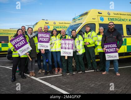 UK,Redruth,21st Dicembre 2022,i lavoratori di ambulanza colpenti hanno smesso di rispondere a tutte le chiamate tranne la vita-minaccioso mentre si sono levati in piedi sulla linea del picket fuori del servizio di ambulanza del sud-ovest la base operativa principale di Redruth per la prima volta in più di 30 anni. I sindacati dicono che il personale risponderà ancora ai casi di categoria uno, come gli attacchi di cuore, ma i casi di categoria due, compresi gli ictus, saranno verificati prima che venga presa una decisione sull'invio o meno di un'ambulanza. Lo sciopero è sopra la cura del paziente e i ritardi lunghi agli ospedali.Credit Keith Larby/Alamy Live News Foto Stock