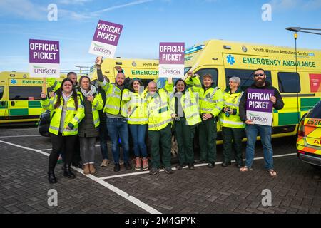 UK,Redruth,21st Dicembre 2022,i lavoratori di ambulanza colpenti hanno smesso di rispondere a tutte le chiamate tranne la vita-minaccioso mentre si sono levati in piedi sulla linea del picket fuori del servizio di ambulanza del sud-ovest la base operativa principale di Redruth per la prima volta in più di 30 anni. I sindacati dicono che il personale risponderà ancora ai casi di categoria uno, come gli attacchi di cuore, ma i casi di categoria due, compresi gli ictus, saranno verificati prima che venga presa una decisione sull'invio o meno di un'ambulanza. Lo sciopero è sopra la cura del paziente e i ritardi lunghi agli ospedali.Credit Keith Larby/Alamy Live News Foto Stock