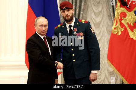 Mosca, Russia. 20th Dec, 2022. Il presidente russo Vladimir Putin, partito, premia il sergente delle truppe della Guardia Nazionale Russa Lev Makeyev con l'ordine del coraggio durante la cerimonia per la presentazione delle decorazioni di stato della Federazione Russa presso la St. Del Cremlino Catherine Hall a Mosca, Russia il 20 dicembre 2022. Foto di Kremlin Pool/UPI Credit: UPI/Alamy Live News Foto Stock