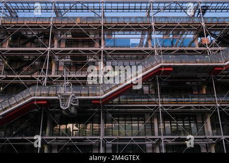 Parigi, Francia - esterno in vetro e acciaio del Centre Pompidou. Architettura high-tech del Museo Nazionale di Arte moderna Sfondo orizzontale. Nessuna persona Foto Stock
