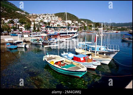 Port of Kas with boats in Turkey - vvbvanbree fotografie Foto Stock