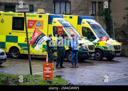 21.12.22. AMBULANZA COLPIRE SOMERSET. I lavoratori delle ambulanze sulla linea del picket fuori della stazione di servizio di ambulanza del sud-ovest a Bath, Somerset. Ambul Foto Stock