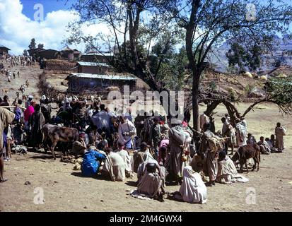 Etiopia, 1970s, Lalibela affollata mercato all'aperto, persone, regione di Amhara, Africa orientale, Foto Stock