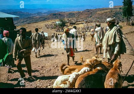 Etiopia, 1970s, Lalibela affollata mercato all'aperto, persone, regione di Amhara, Africa orientale, Foto Stock