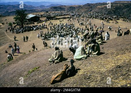 Etiopia, 1970s, Lalibela affollata mercato all'aperto, persone, regione di Amhara, Africa orientale, Foto Stock