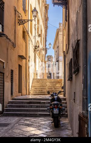 La vista lungo uno dei piccoli vicoli di Palermo fino alla Chiesa di San Cataldo Foto Stock