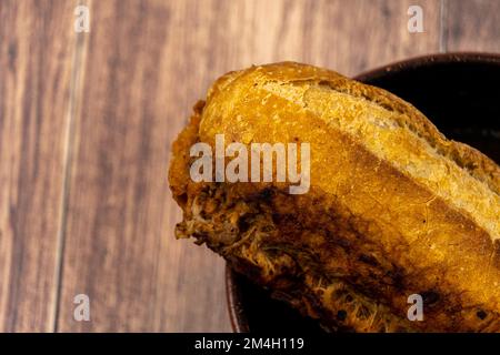 torta de res, piatto tipico messicano, di jalisco con pane salato, peperoncino e cipolla arrosto Foto Stock