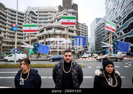 L'AIA - Paesi Bassi, 21/12/2022, manifestanti protestano contro la Camera dei rappresentanti contro il governo iraniano. Manifestazioni di massa per i diritti delle donne sono in corso in Iran, che ha avuto inizio dopo la morte di Mahsa Amini, 22 anni. Morì in detenzione dopo essere stata arrestata dalla polizia morale. ANP PHIL NIJHUIS olanda fuori - belgio fuori Foto Stock