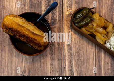 torta de res, piatto tipico messicano, di jalisco con pane salato, peperoncino e cipolla arrosto Foto Stock