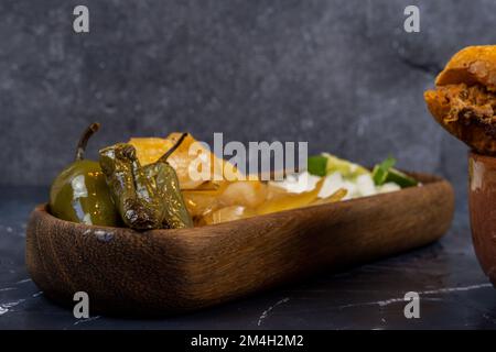 torta de res, piatto tipico messicano, di jalisco con pane salato, peperoncino e cipolla arrosto Foto Stock