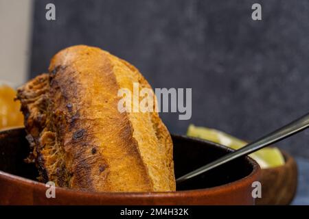 torta de res, piatto tipico messicano, di jalisco con pane salato, peperoncino e cipolla arrosto Foto Stock