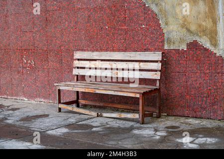 Una vecchia panca di legno in un vecchio quartiere all'aperto Foto Stock