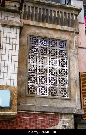Primo piano delle finestre di ventilazione dei vecchi edifici residenziali della città Foto Stock