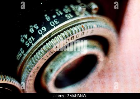 Primo piano dell'obiettivo della telecamera a pellicola retrospettiva vecchio sporco e polveroso. Foto Stock