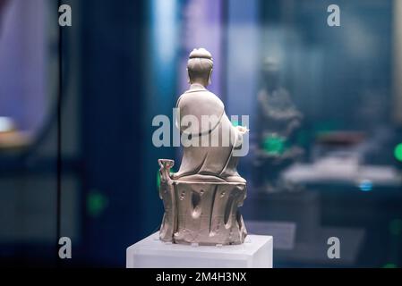 Primo piano delle antiche statuine cinesi in ceramica Foto Stock