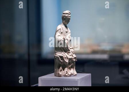 Primo piano delle antiche statuine cinesi in ceramica Foto Stock