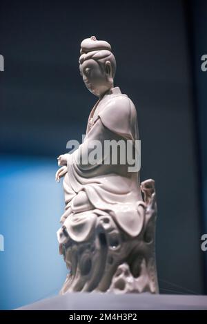 Primo piano delle antiche statuine cinesi in ceramica Foto Stock