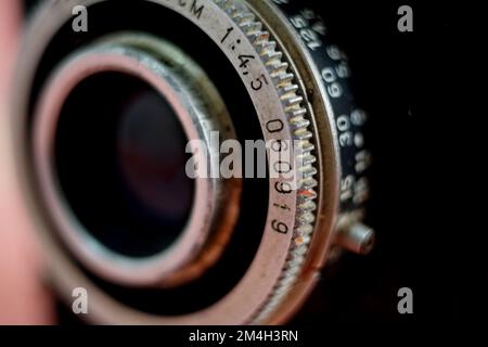 Primo piano dell'obiettivo della telecamera a pellicola retrospettiva vecchio sporco e polveroso. Foto Stock