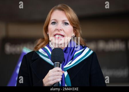 Edimburgo, Scozia, Regno Unito. 21st dicembre 2022. I dimostranti organizzati dal gruppo per le donne in Scozia si riuniscono al di fuori del Parlamento scozzese per attendere la votazione finale sul progetto di legge sulla riforma del riconoscimento di genere (Scozia) che dovrebbe essere approvato oggi. Il progetto di legge vorrebbe che i giovani di allow16 anni cambino legalmente il genere firmando una dichiarazione. Il Gruppo è contrario al progetto di legge. Iain Masterton/Alamy Live News Foto Stock