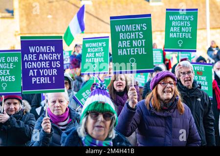 Edimburgo, Scozia, Regno Unito. 21st dicembre 2022. I dimostranti organizzati dal gruppo per le donne in Scozia si riuniscono al di fuori del Parlamento scozzese per attendere la votazione finale sul progetto di legge sulla riforma del riconoscimento di genere (Scozia) che dovrebbe essere approvato oggi. Il progetto di legge vorrebbe che i giovani di allow16 anni cambino legalmente il genere firmando una dichiarazione. Il Gruppo è contrario al progetto di legge. Iain Masterton/Alamy Live News Foto Stock