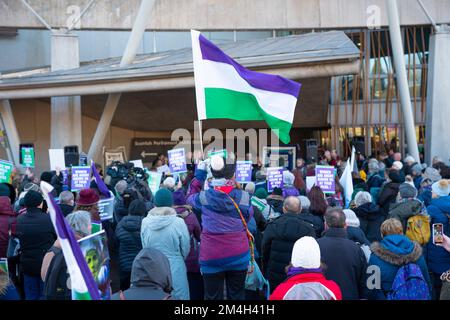 Edimburgo, Scozia, Regno Unito. 21st dicembre 2022. I dimostranti organizzati dal gruppo per le donne in Scozia si riuniscono al di fuori del Parlamento scozzese per attendere la votazione finale sul progetto di legge sulla riforma del riconoscimento di genere (Scozia) che dovrebbe essere approvato oggi. Il progetto di legge vorrebbe che i giovani di allow16 anni cambino legalmente il genere firmando una dichiarazione. Il Gruppo è contrario al progetto di legge. Iain Masterton/Alamy Live News Foto Stock