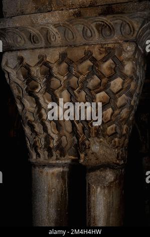 Decorazione a rilievo intrecciata e ad anello su una capitale romanica scolpita che si erge su una doppia colonna nel chiostro monastico romanico del 1100s attaccato alla cathédrale Notre-Dame de Saint-Bertrand-de-Comminges, Haute-Garonne, Occitanie, Francia, un'ex cattedrale cattolica romana, ora chiesa parrocchiale, che si chiama anche cathédrale Sainte-Marie. Foto Stock