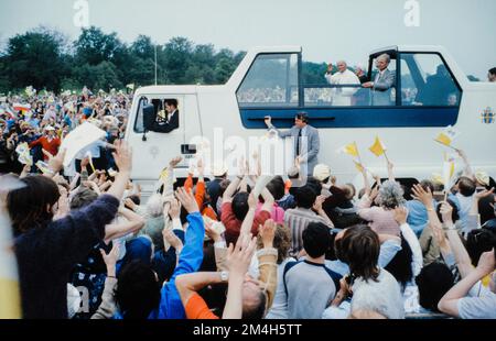 Papa Giovanni Paolo II saluto le folle di Heaton Park, Manchester, Regno Unito, 31st maggio 1982. Foto Stock