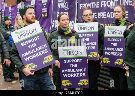 Londra, Regno Unito. 21st dicembre 2022. I lavoratori delle ambulanze si uniscono alla linea di picket fuori dalla stazione di Waterloo Ambulance nel centro di Londra durante l'azione di sciopero più grande in 30 anni. Oggi, 25.000 operatori di ambulanza escono in un'azione di sciopero coordinata da Unite, Unison e GMB sindacati in una disputa sulla retribuzione insieme con paramedici, 999 operatori di chiamata e assistenti di emergenza a 10 dei 11 trust in Inghilterra e Galles. Credit: Wiktor Szymanowicz/Alamy Live News Foto Stock